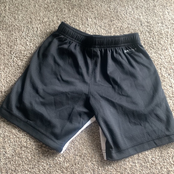 2 pairs of Nike shorts (4T) boys - Picture 4 of 4